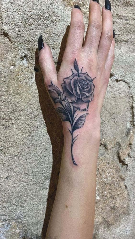 Tatouage fleur sur la main