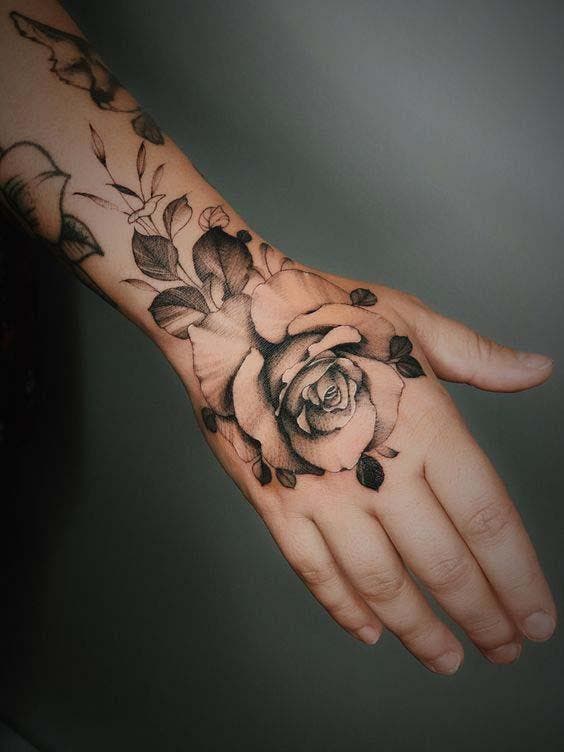 Tatouage fleur sur le dos de la main