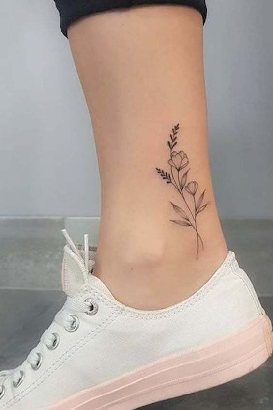 Tatouage floral sur la cheville