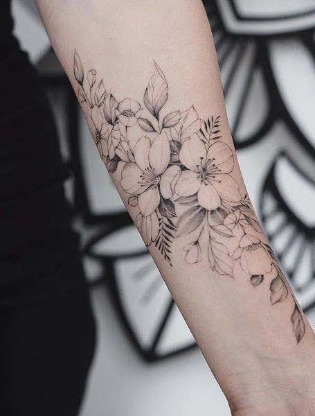 Tatouage floral sur l’avant bras