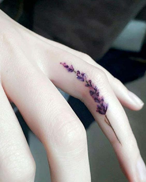 Tatouage floral sur le doigt