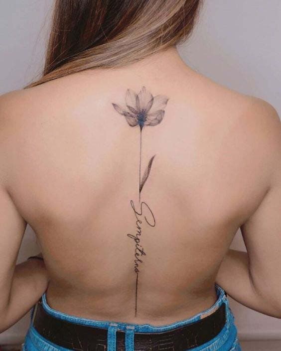 Tatouage floral sur le dos