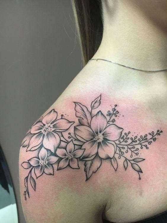 Tatouage floral sur l'épaule