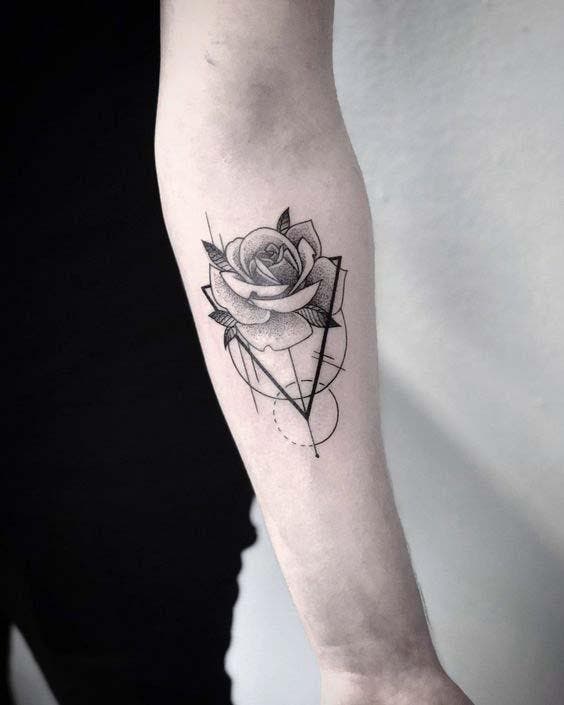 Tatouage géométrique avec une rose sur le triceps