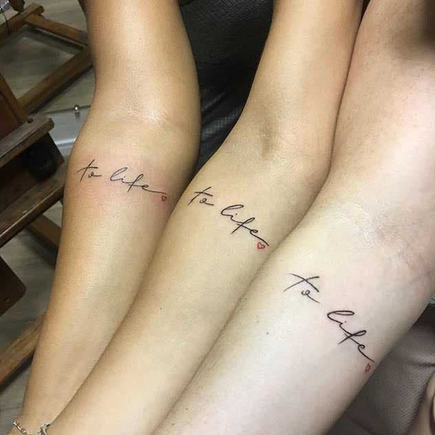 Tatouage identique en anglais « to life » pour représenter l'amour éternel entre les membres de la famille