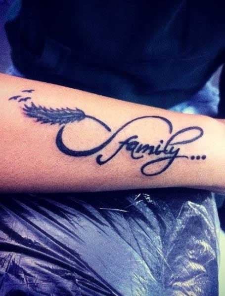 Tatouage infini avec le mot famille en anglais « family »