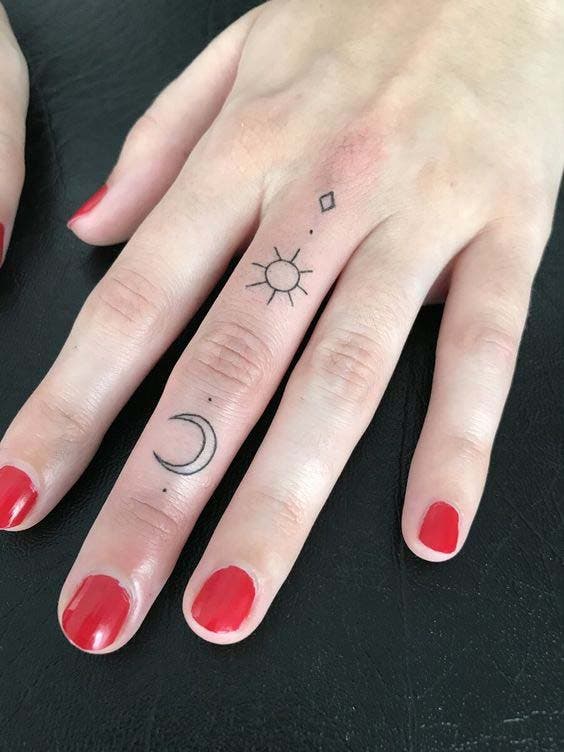 Tatouage lunaire sur la main