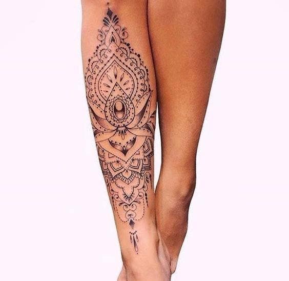 Tatouage mandala sur la jambe