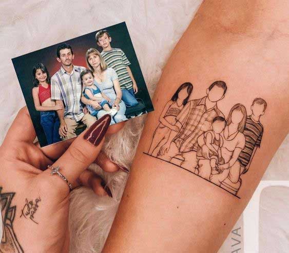 Tatouage minimaliste à partir d'une photo de famille 