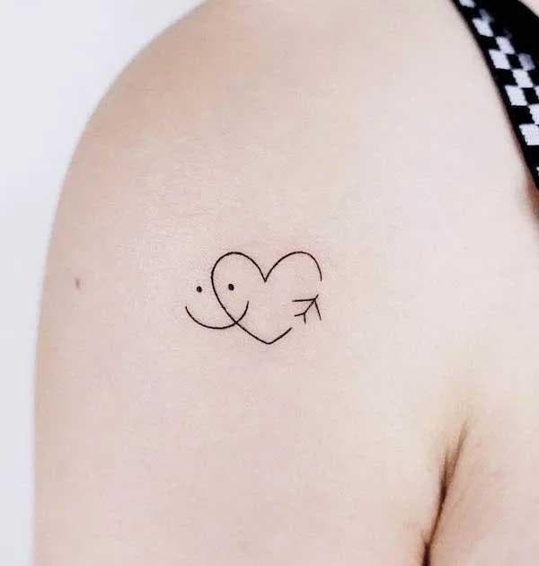 Tatouage minimaliste coeur et avion