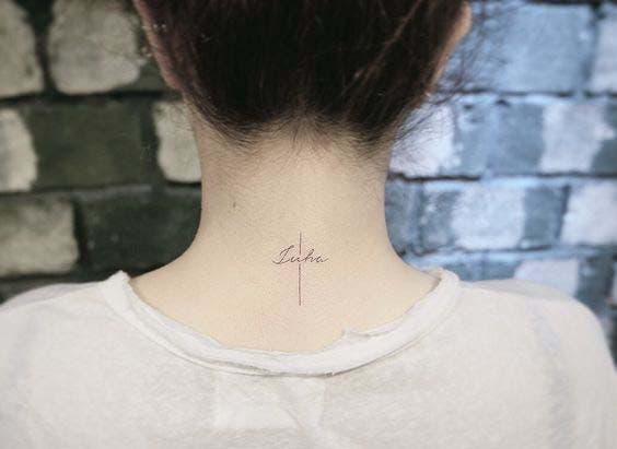 Tatouage minimaliste sur la nuque