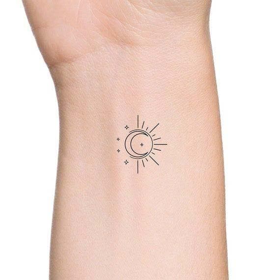 Tatouage minuscule soleil-lune sur le poignet