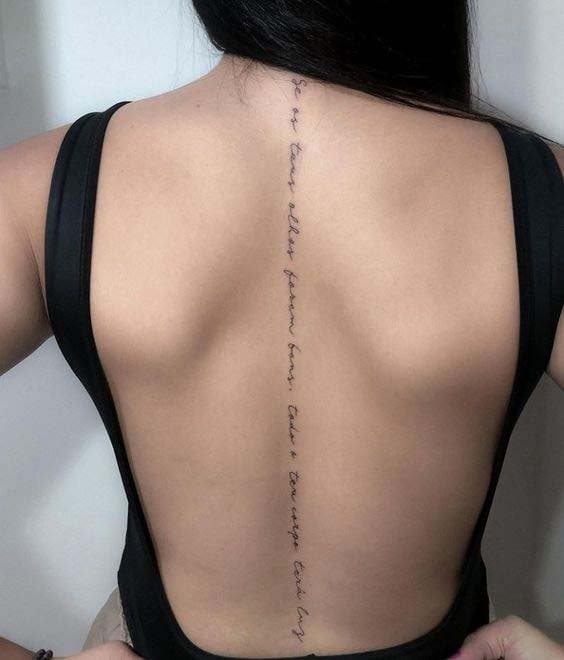 Tatouage phrase sur le dos