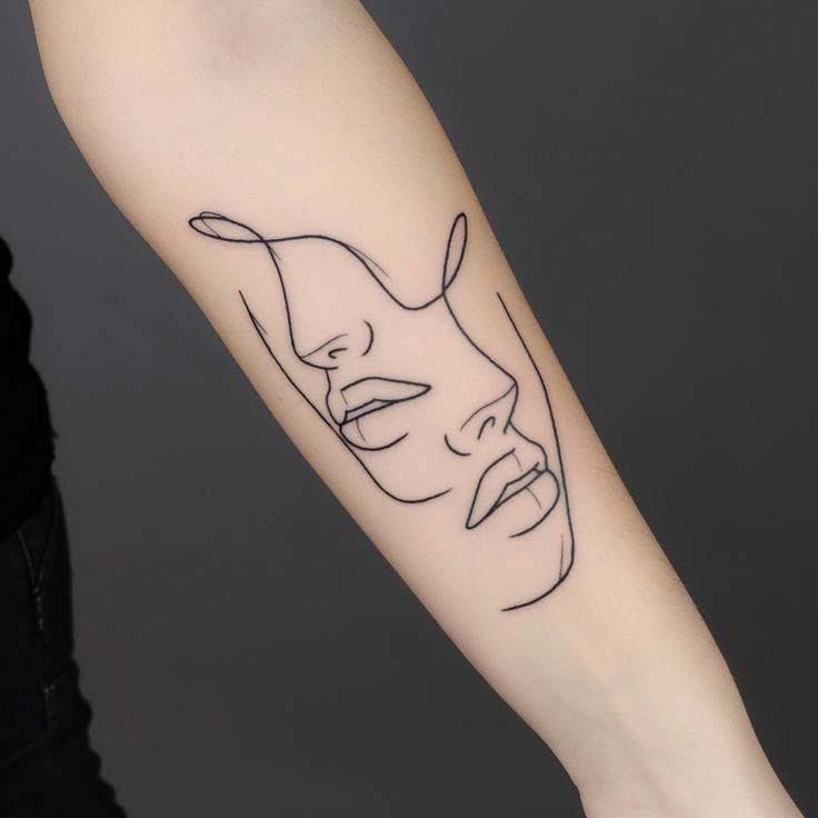 Tatouage “portrait minimaliste” sur l’avant-bras