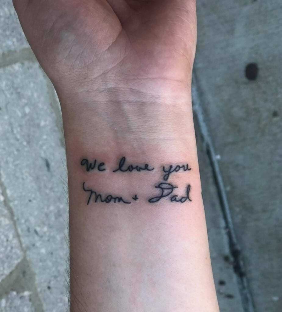 Tatouage pour montrer son amour pour son père et sa mère à travers une citation « Nous vous aimons maman et papa. »