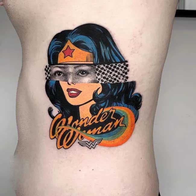 Tatouage pour rendre hommage à sa mère avec une image de superwoman 