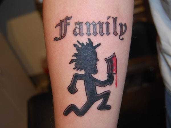 Tatouage pour symboliser que la famille nous protège 