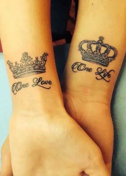 Tatouage romantique en anglais « One love One life » exprimant son amour à son mari ou sa femme