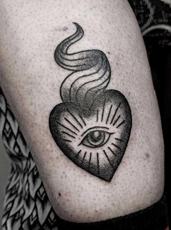 Tatouage sacré-cœur avec oeil mystique