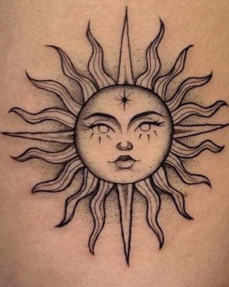 Tatouage soleil avec visage sur le bras
