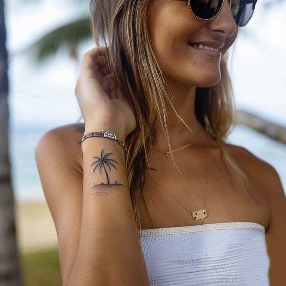 Tatouage “soleil et palmier” sur le bras