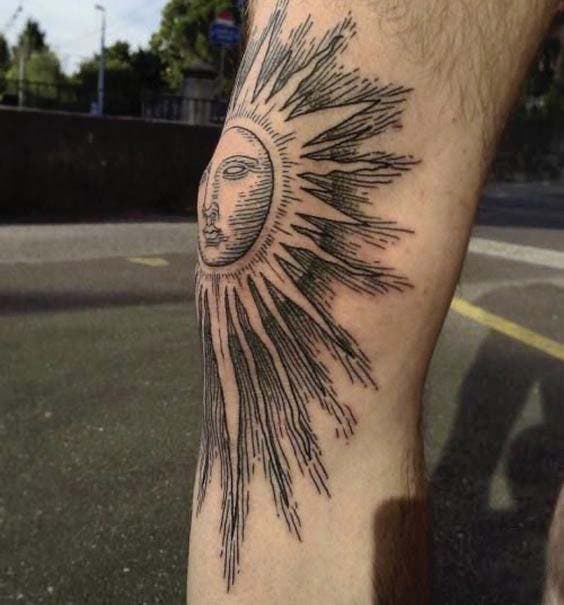 Tatouage soleil géométrique sur la cheville