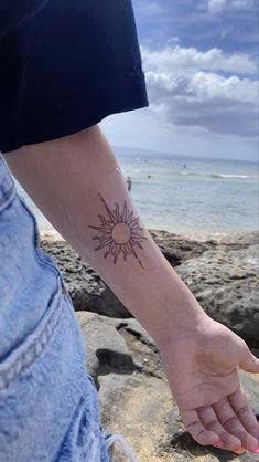 Tatouage soleil mandala sur l’avant bras