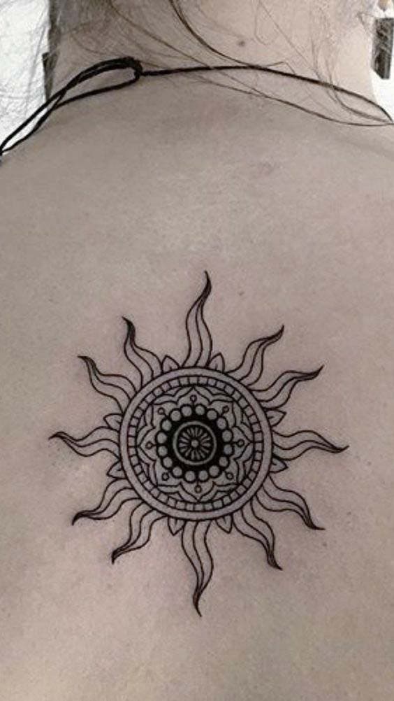 Tatouage soleil mandala sur le dos