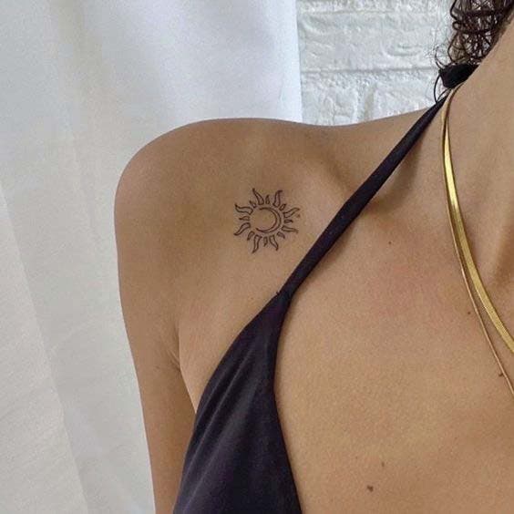 Tatouage soleil minimaliste sur l’épaule