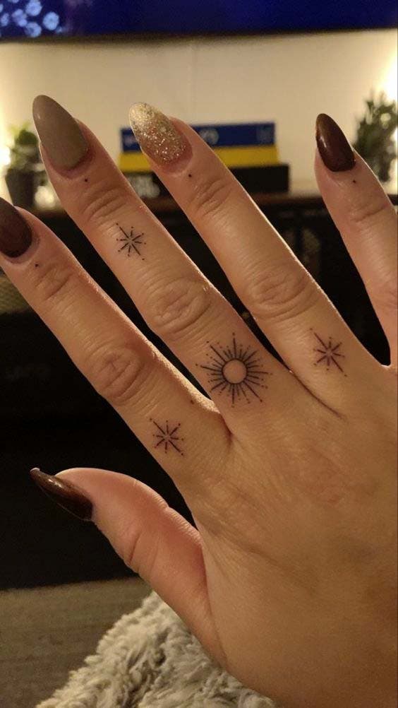 Tatouage soleil minuscule sur le doigt