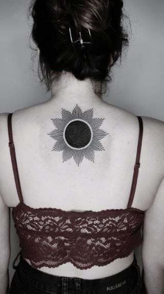 Tatouage soleil noir sur le dos