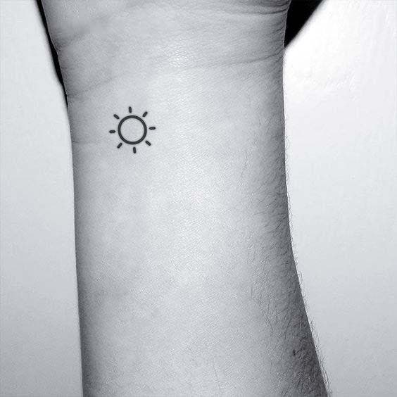 Tatouage soleil sur le poignet