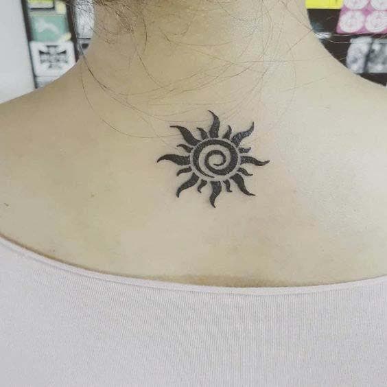 Tatouage soleil traditionnel noir sur le dos