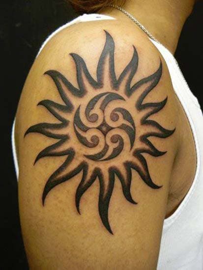 Tatouage soleil tribal sur le bras