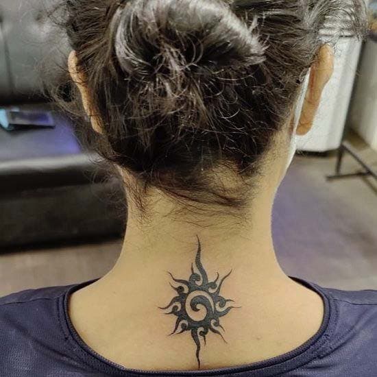 Tatouage soleil tribal sur le dos