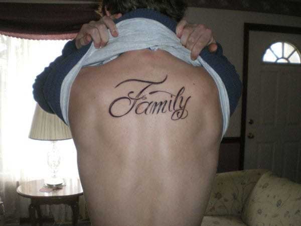 Tatouage sur le dos du mot famille en anglais  « Family »