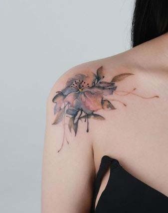 Tatouage sur l'épaule