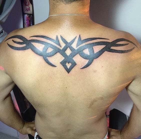 Tatouage tribal sur le dos