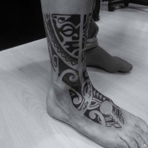 Tatouage tribal sur le pied