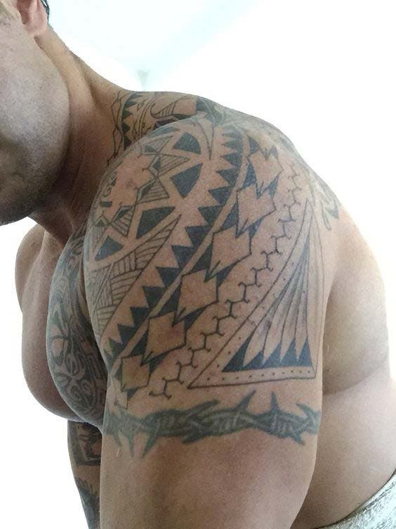 Tatouage tribal sur l’épaule