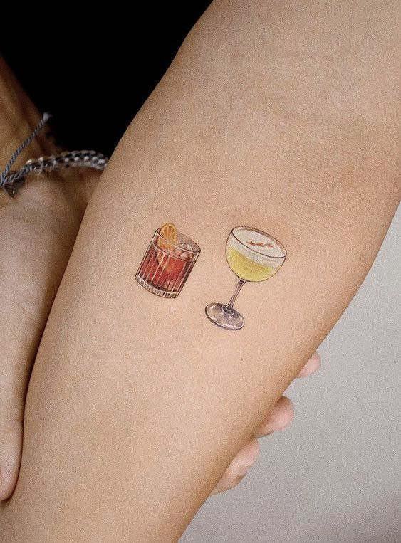 Tatouage “verres à cocktail” sur l’avant-bras