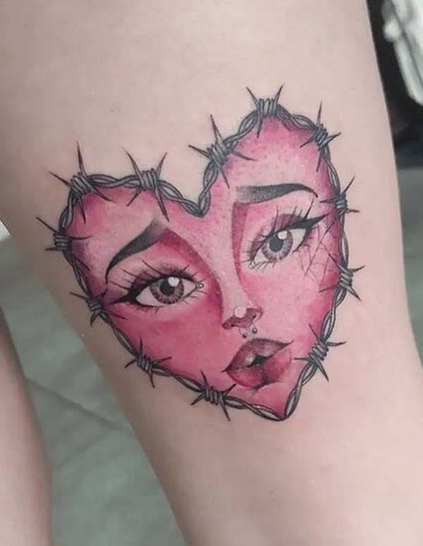 Tatouage visage de femme dans un coeur d’épines
