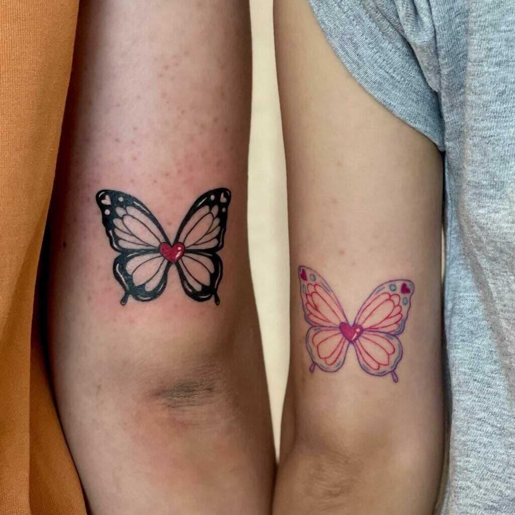 Tatouages assortis pour les cousins de deux papillons et un petit cœur