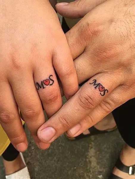 Tatouages d'initiales avec un petit cœur rouge pour exprimer son amour 