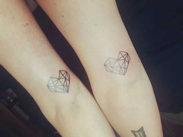 Tatouages identiques de lignes de diamant en forme de coeur pour montrer son amour pour sa famille