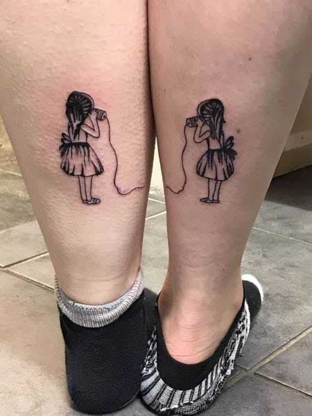 Tatouages identiques pour deux sœurs