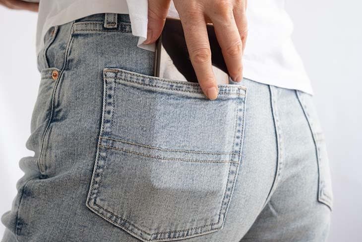 Téléphone inséré dans une poche