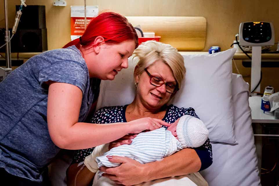 Theresa avec sa fille et le bébé