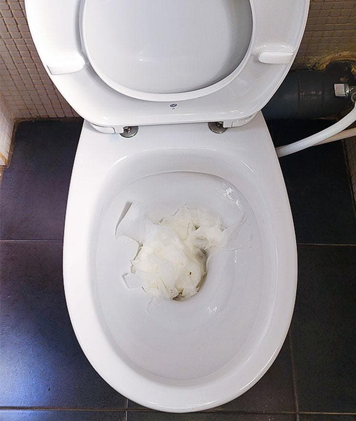 Comment déboucher les toilettes sans ventouse rapidement ? Des