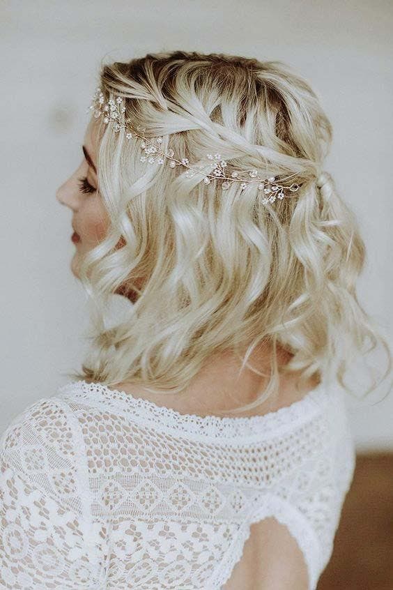 Tresse couronne ornée d’une tige de fleur